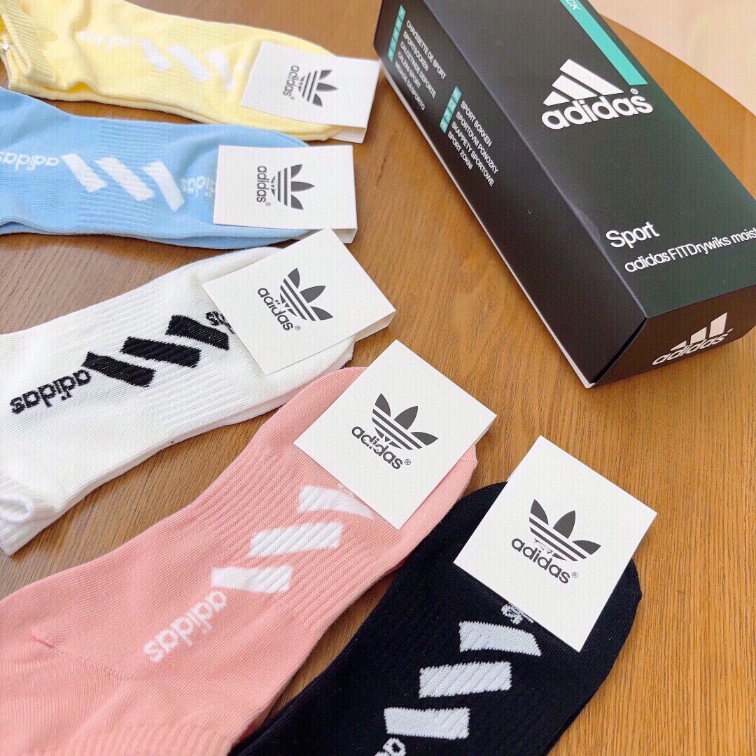 Adidas阿迪达斯️火爆全网的三叶草️️logo超级nice️️设计惊艳绝伦超级好看️ins今年超火爆