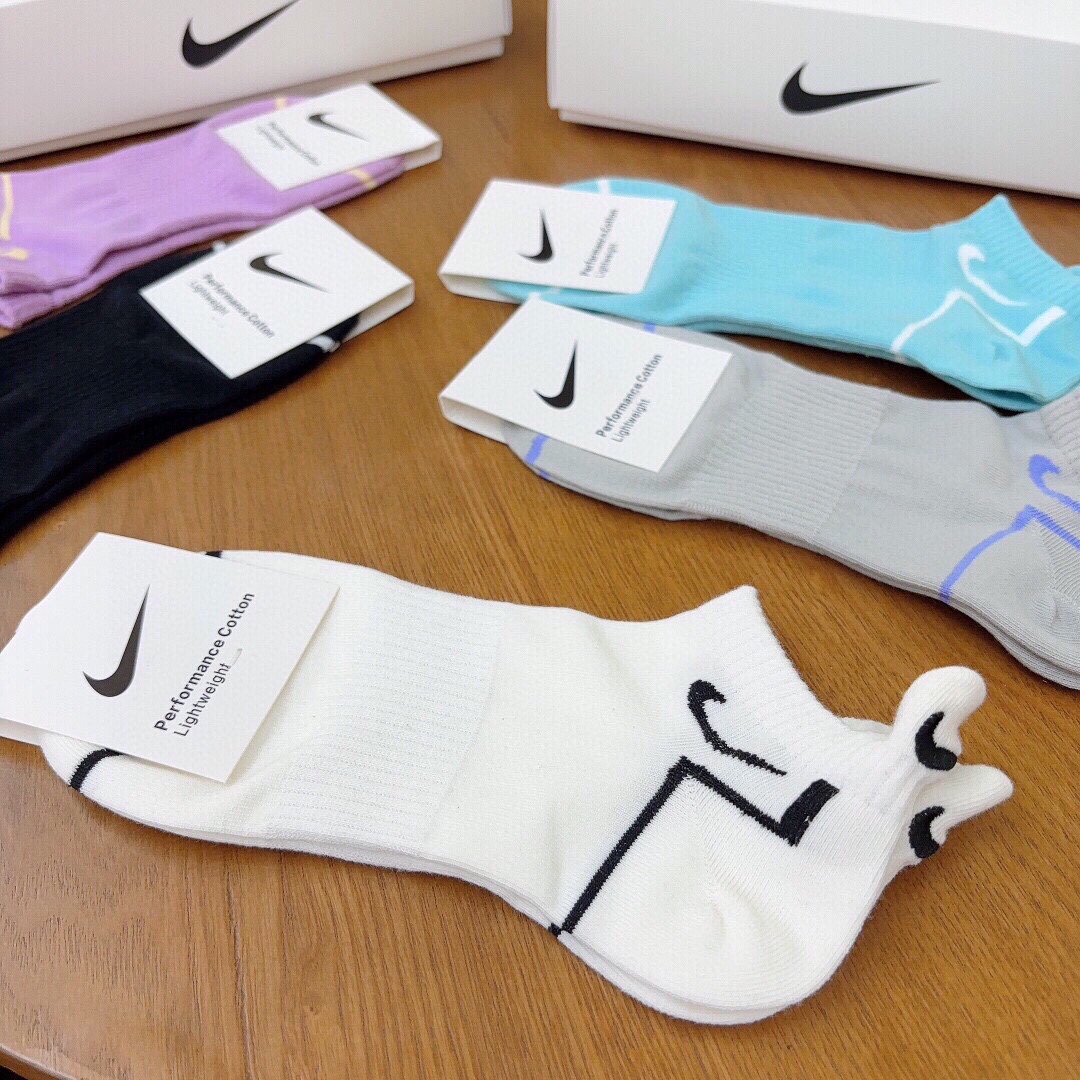 NIKE耐克新品女款短袜️JUSTDOIT.️logo超级nice️火爆全网的马卡龙色系️罗口处设计惊艳