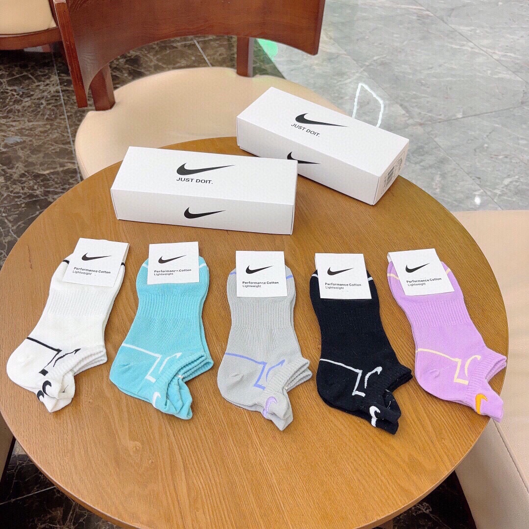 NIKE耐克新品女款短袜️JUSTDOIT.️logo超级nice️火爆全网的马卡龙色系️罗口处设计惊艳