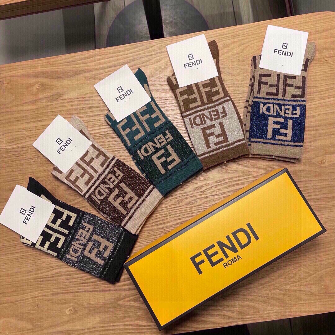 FENDI芬迪️老佛爷家新品中筒女款袜子️一盒五双大F专柜同步超级经典的双F标志纯棉材质制造透气舒适超级