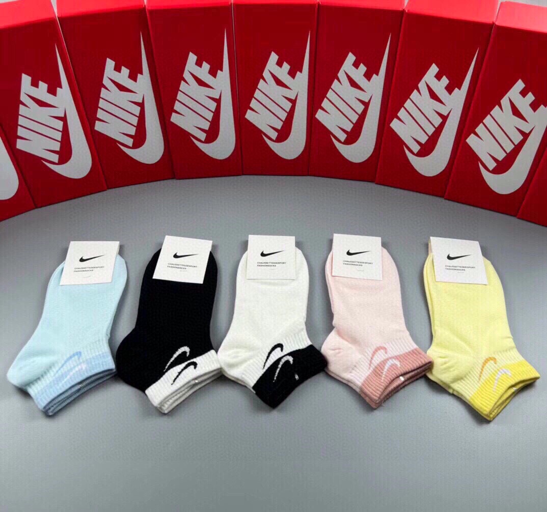 NIKE耐克新品女款袜子️JUSTDOIT.️logo超级nice️火爆全网的马卡龙色系️绝对是你这个春