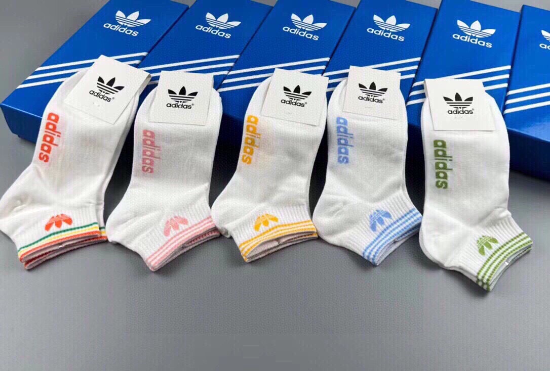 Adidas阿迪达斯️新品女款小白袜火爆全网的三叶草️️logo超级nice️️设计惊艳绝伦超级好看️i