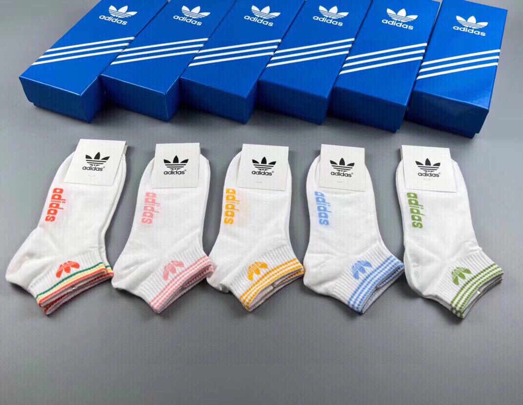 Adidas阿迪达斯️新品女款小白袜火爆全网的三叶草️️logo超级nice️️设计惊艳绝伦超级好看️i