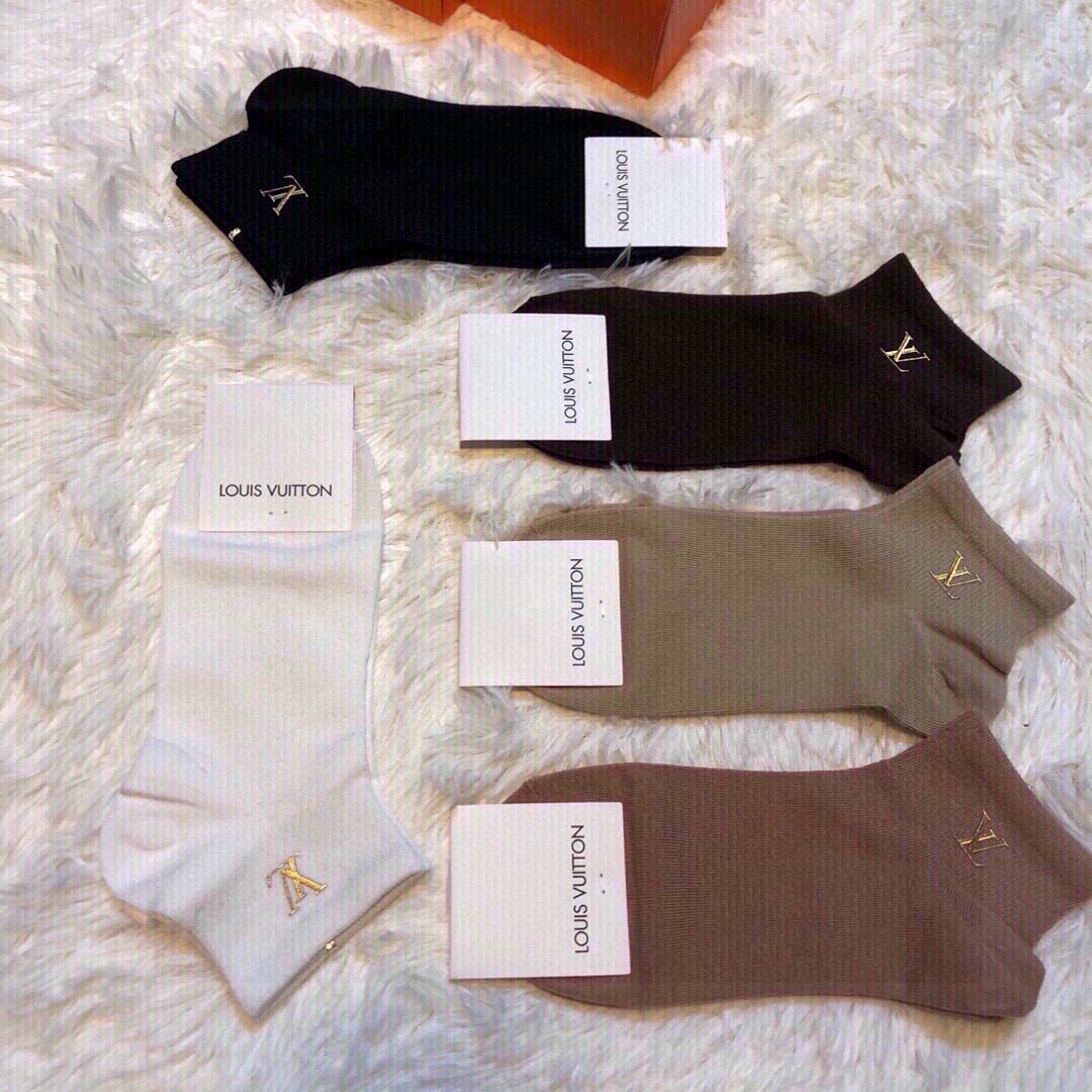 Louis Vuitton’s Special Release: Comfy Cotton Socks with Classic LV Signs. - 图片 5