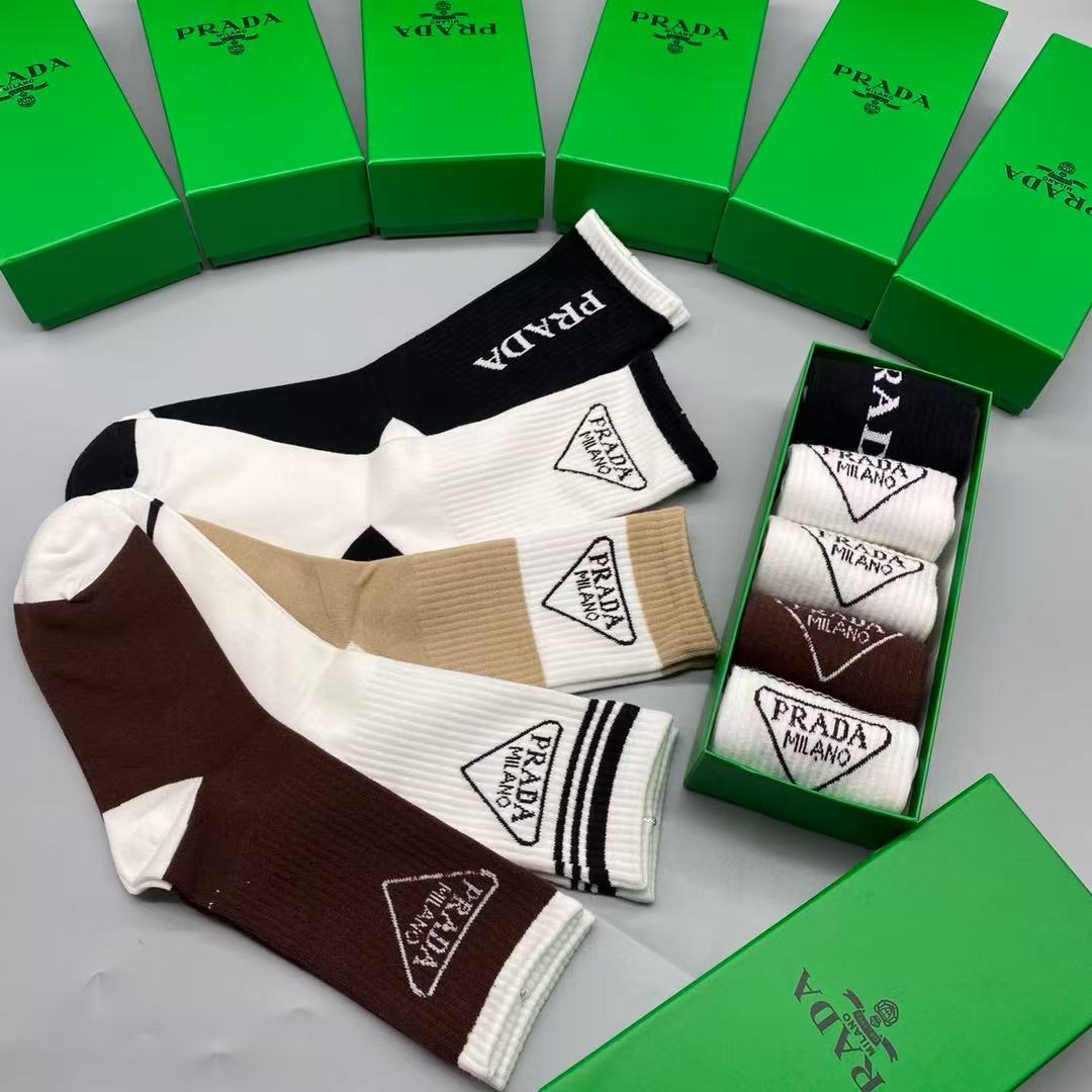 NO:296682,PRADA · Prada new long tube socks [one box and five pairs] pure cotton material woven, classic jacquard logo, soft and comfortable, big brands go out on the street, trendy people must have super easy to match socks, stockings, prada, prada, socks19860909PRADA · 普拉达新品长筒袜子【一盒五双】纯棉材质织造,提花经典标志,柔软舒适,大牌出街,潮人必备超好搭袜子丝袜,袜子,prada,prada,socks,accessory