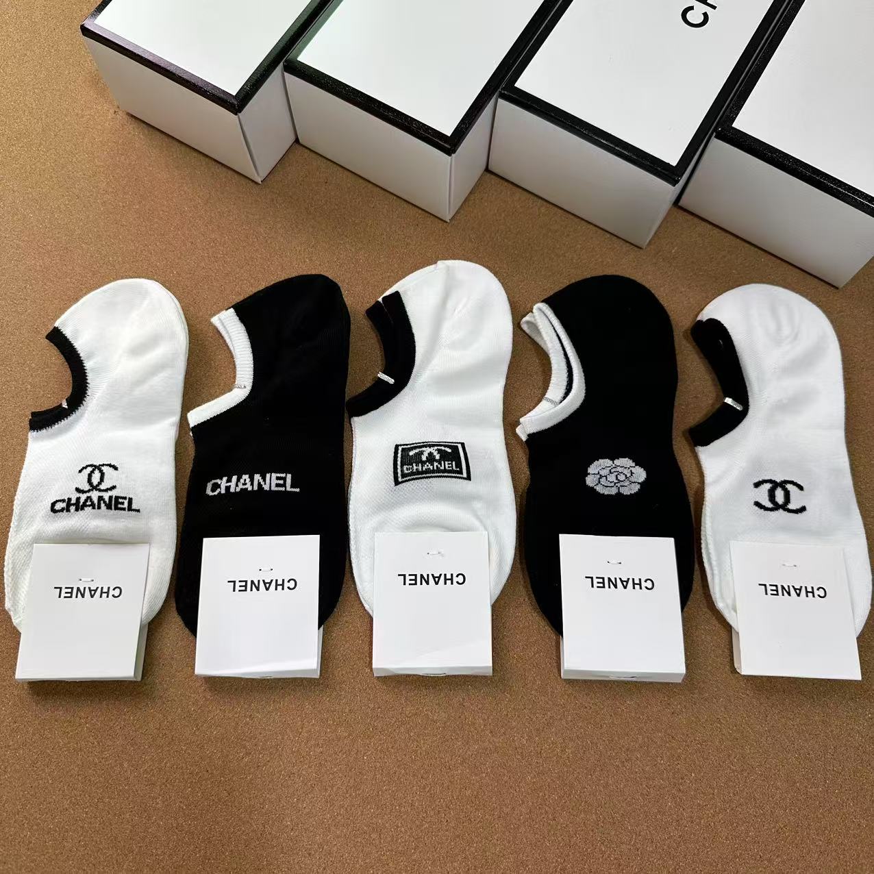 NO:298411,CHANEL CH new women's socks [one box and five pairs] pure cotton material, soft, comfortable and breathable, full name of jacquard brand, fried chicken nice, big brands go out on the street, trendy people must have super easy to match socks, stockings, socks, chanel, chanel, socks19860909CHANEL · 香奈儿CH新品女款袜子【一盒五双】纯棉材质,柔软舒适透气,提花经典品牌全称logo,炒鸡nice,大牌出街,潮人必备超好搭袜子,丝袜,袜子,chanel,chanel,socks,accessory