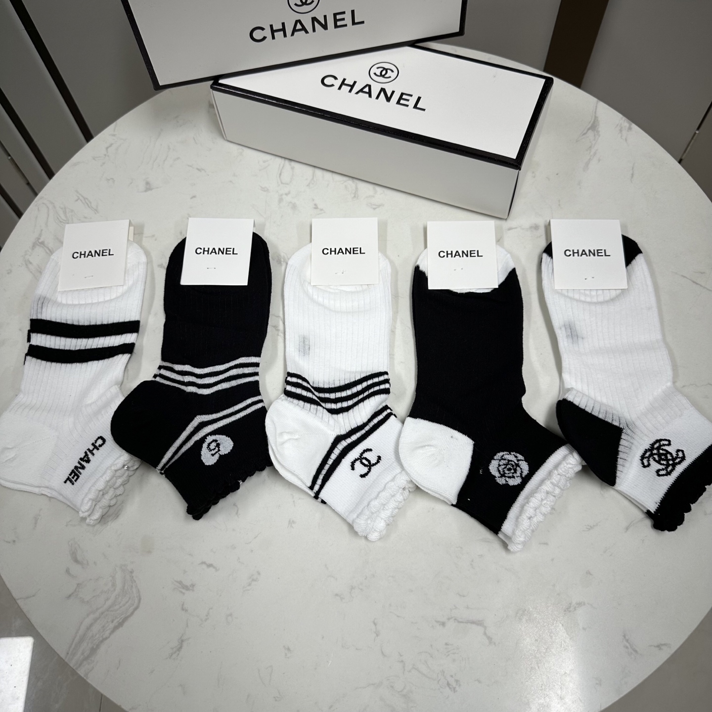 NO:299695,CHANEL CH new women's socks [one box and five pairs] thin, soft, comfortable and breathable, classic jacquard logo, fried chicken nice, big brands go out on the street, trendy people must have super easy to match socks, socks, chanel, chanel, socks19860909CHANEL · 香奈儿CH新品女款袜子【一盒五双】轻薄柔软舒适透气,提花经典logo,炒鸡nice,大牌出街,潮人必备超好搭袜子,袜子,chanel,chanel,socks,accessory