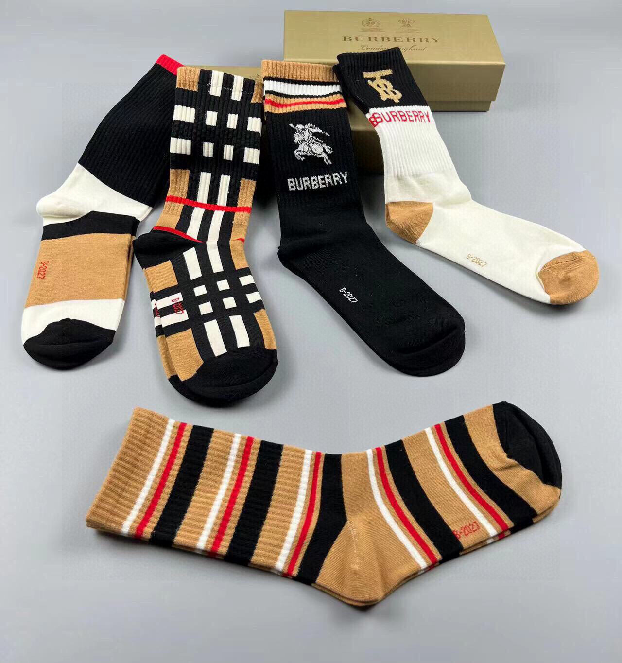  🆕Burberry · 巴宝莉❗️大B家新品女款高筒袜子❗️【一盒五双】格子设计搭配战马🐎logo，简