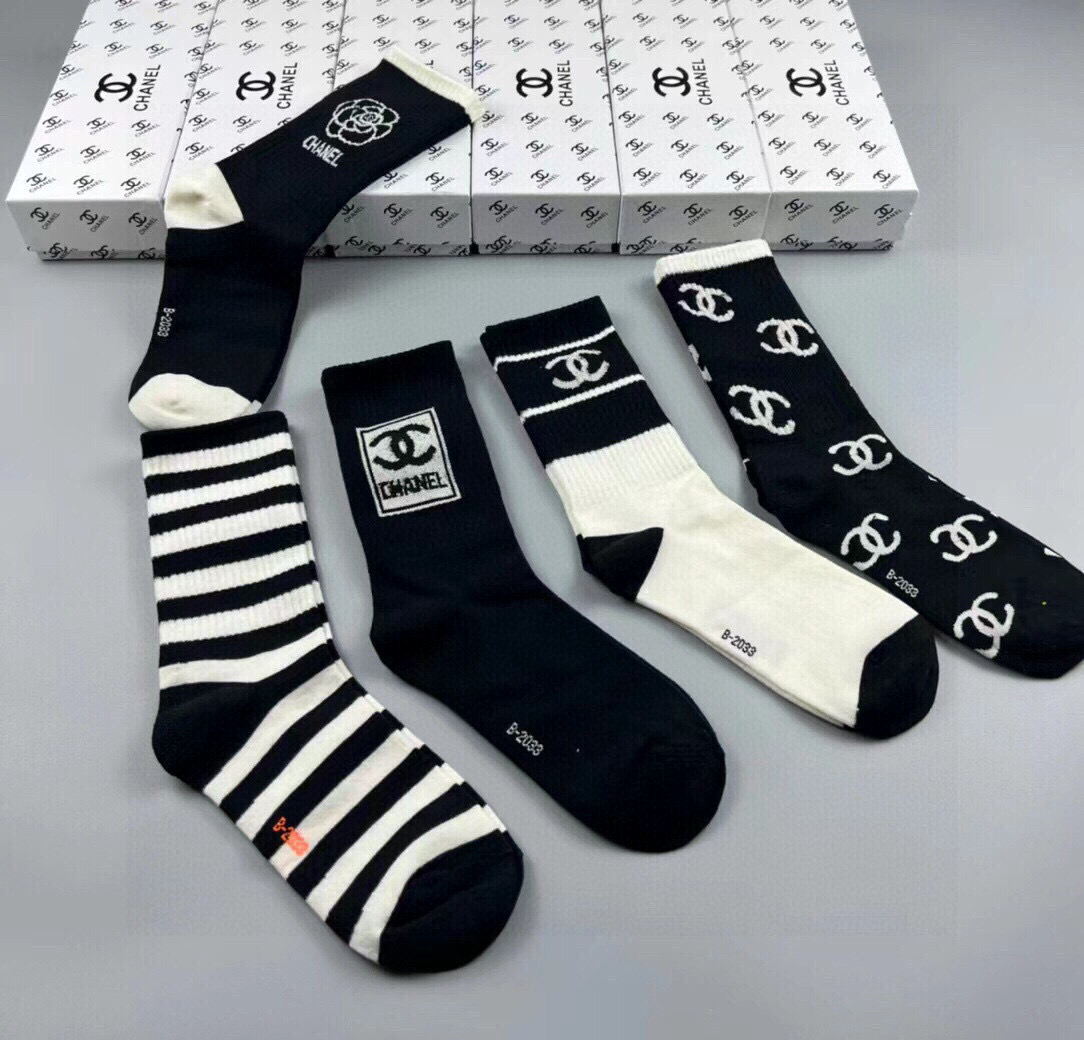  🆕CHANEL · 香奈儿❗️香奶奶家新品女款袜子❗️【一盒五双】纯棉材质，柔软舒适透气，提花经典品牌