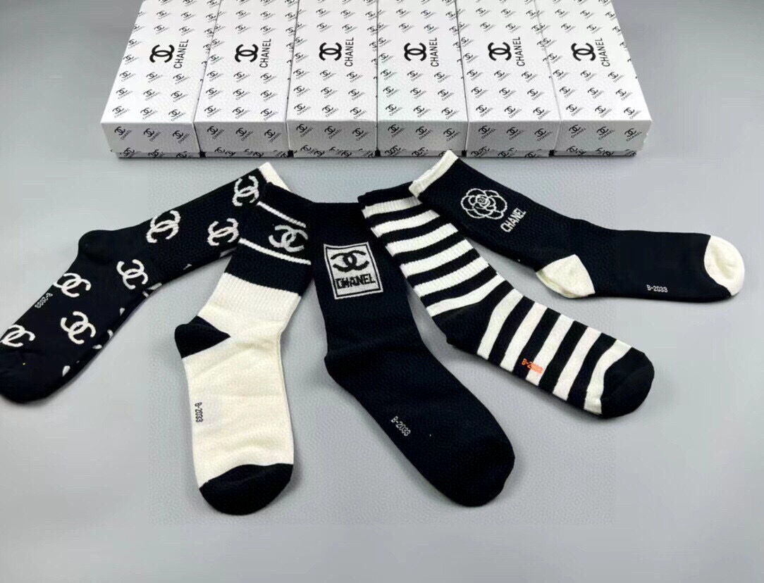  🆕CHANEL · 香奈儿❗️香奶奶家新品女款袜子❗️【一盒五双】纯棉材质，柔软舒适透气，提花经典品牌