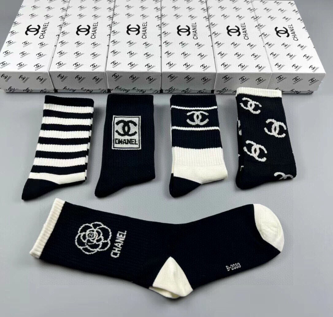  🆕CHANEL · 香奈儿❗️香奶奶家新品女款袜子❗️【一盒五双】纯棉材质，柔软舒适透气，提花经典品牌