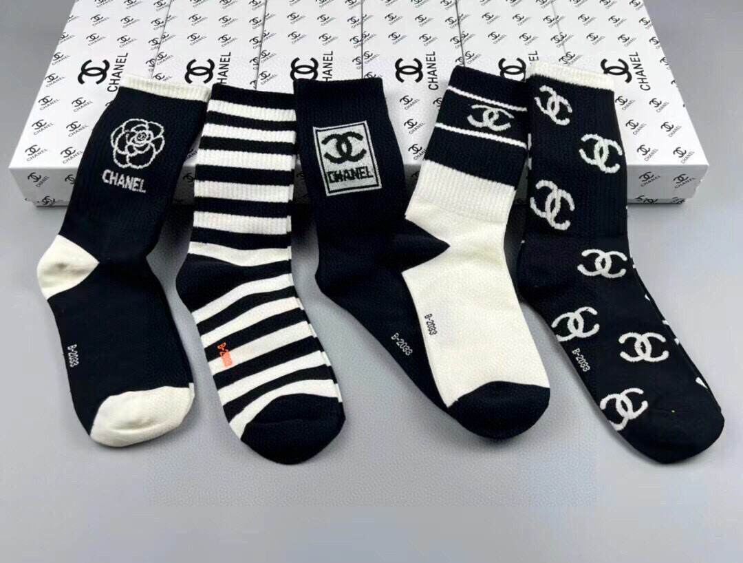  🆕CHANEL · 香奈儿❗️香奶奶家新品女款袜子❗️【一盒五双】纯棉材质，柔软舒适透气，提花经典品牌