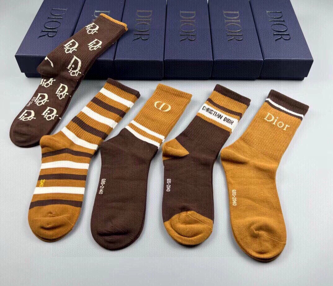  🆕Dior · 迪奥❗️D家新品短款袜子❗️【一盒五双】纯棉材质，上脚柔软舒适，经典的D家字母logo