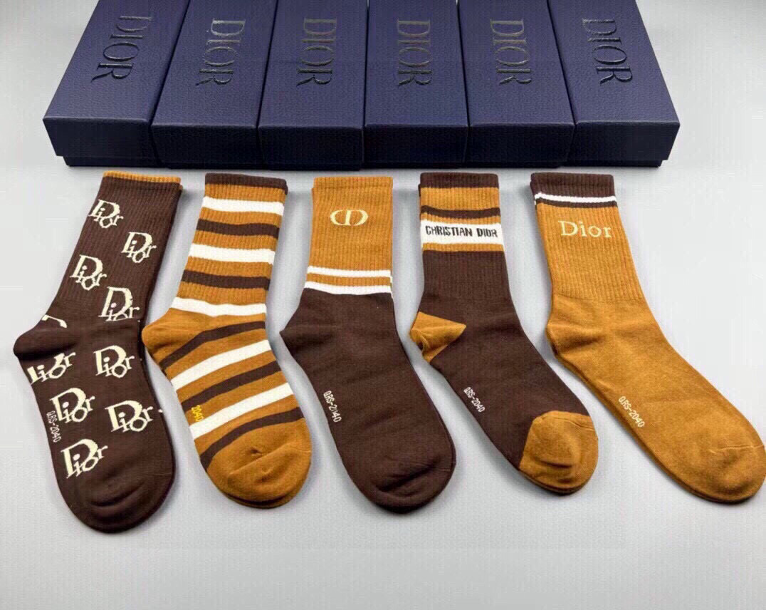  🆕Dior · 迪奥❗️D家新品短款袜子❗️【一盒五双】纯棉材质，上脚柔软舒适，经典的D家字母logo