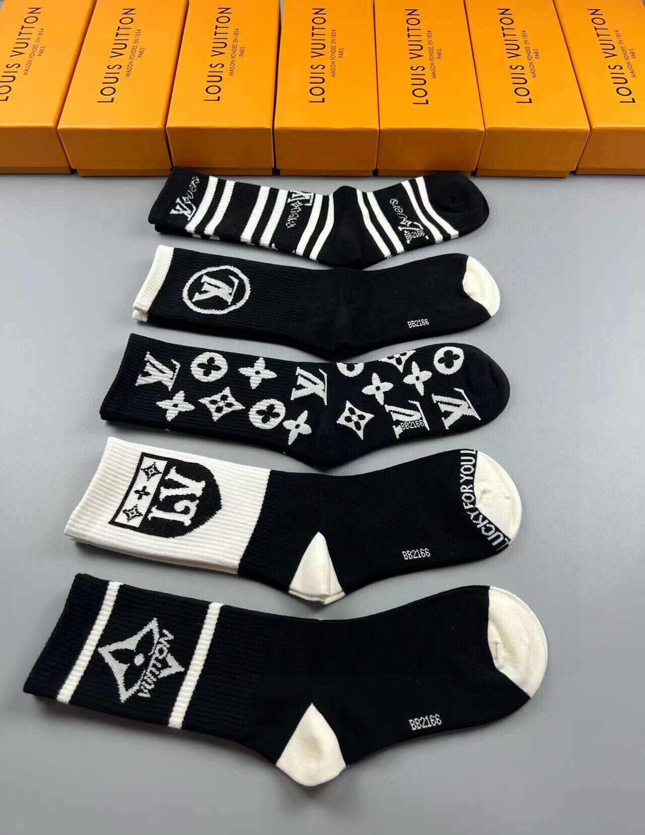  🆕Louis Vuitton · 路易威登❗️驴家新品高筒袜子❗️【一盒五双】纯棉材质，提花经典标志，