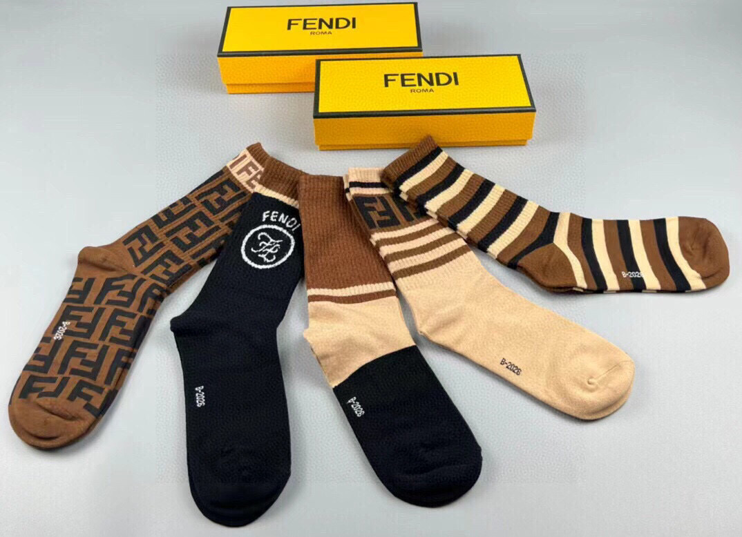  🆕FENDI · 芬迪❗️老佛爷家新品中筒袜子❗️【一盒五双】超级经典的双F标志，纯棉材质制造，透气舒