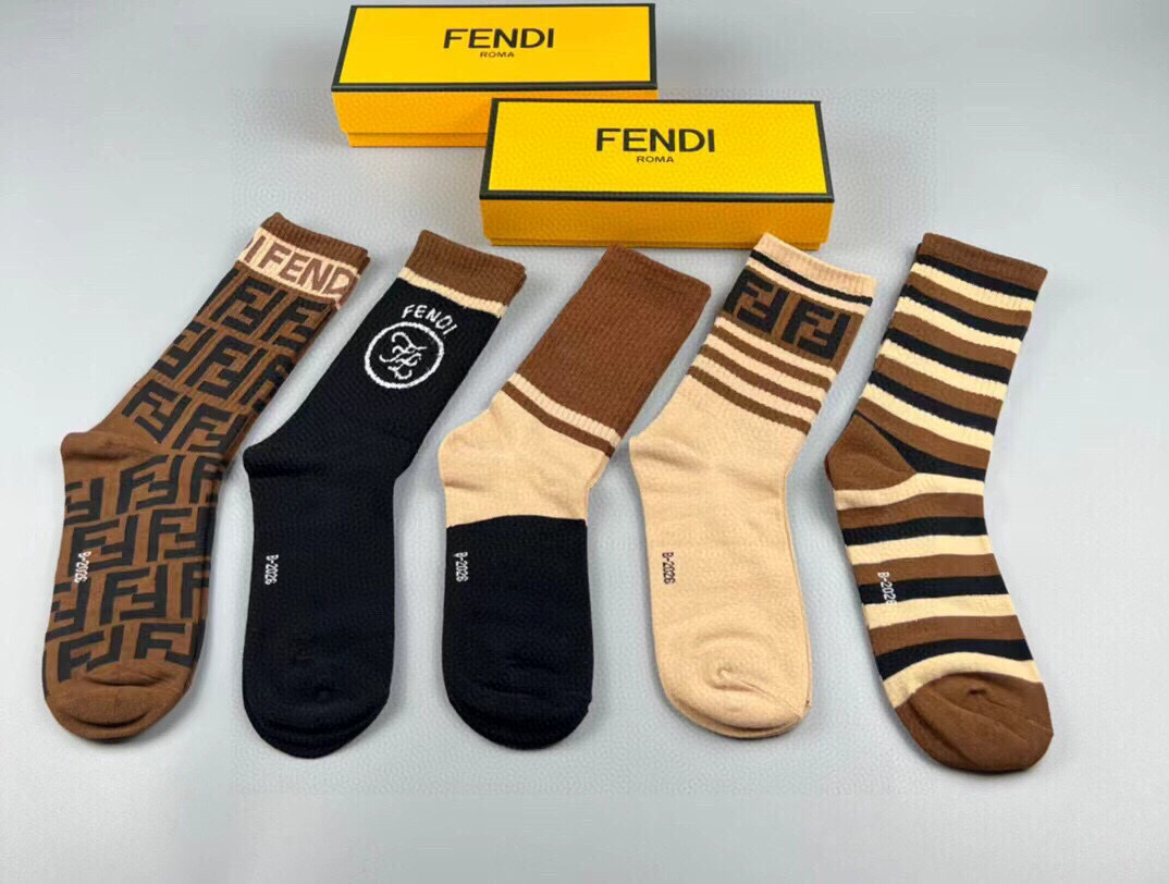  🆕FENDI · 芬迪❗️老佛爷家新品中筒袜子❗️【一盒五双】超级经典的双F标志，纯棉材质制造，透气舒