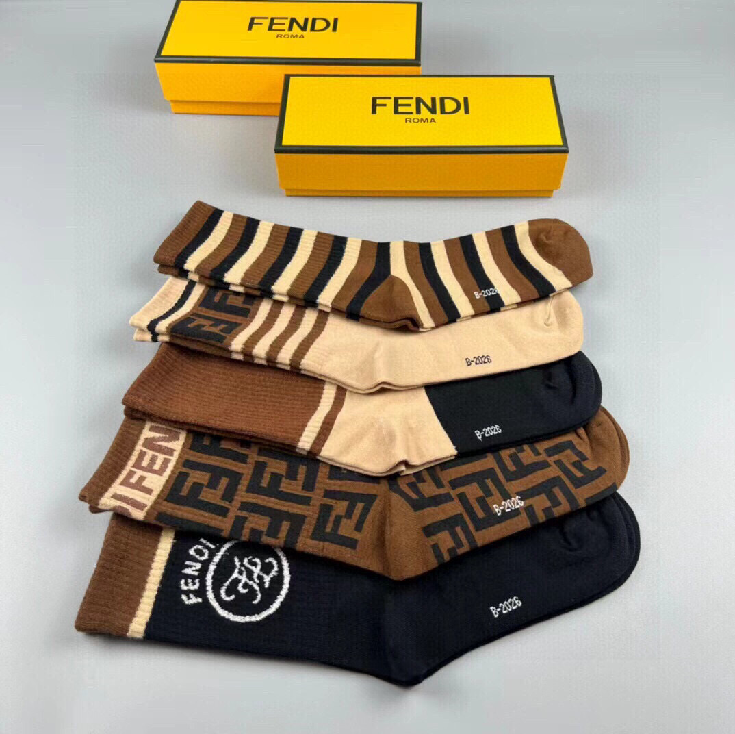  🆕FENDI · 芬迪❗️老佛爷家新品中筒袜子❗️【一盒五双】超级经典的双F标志，纯棉材质制造，透气舒