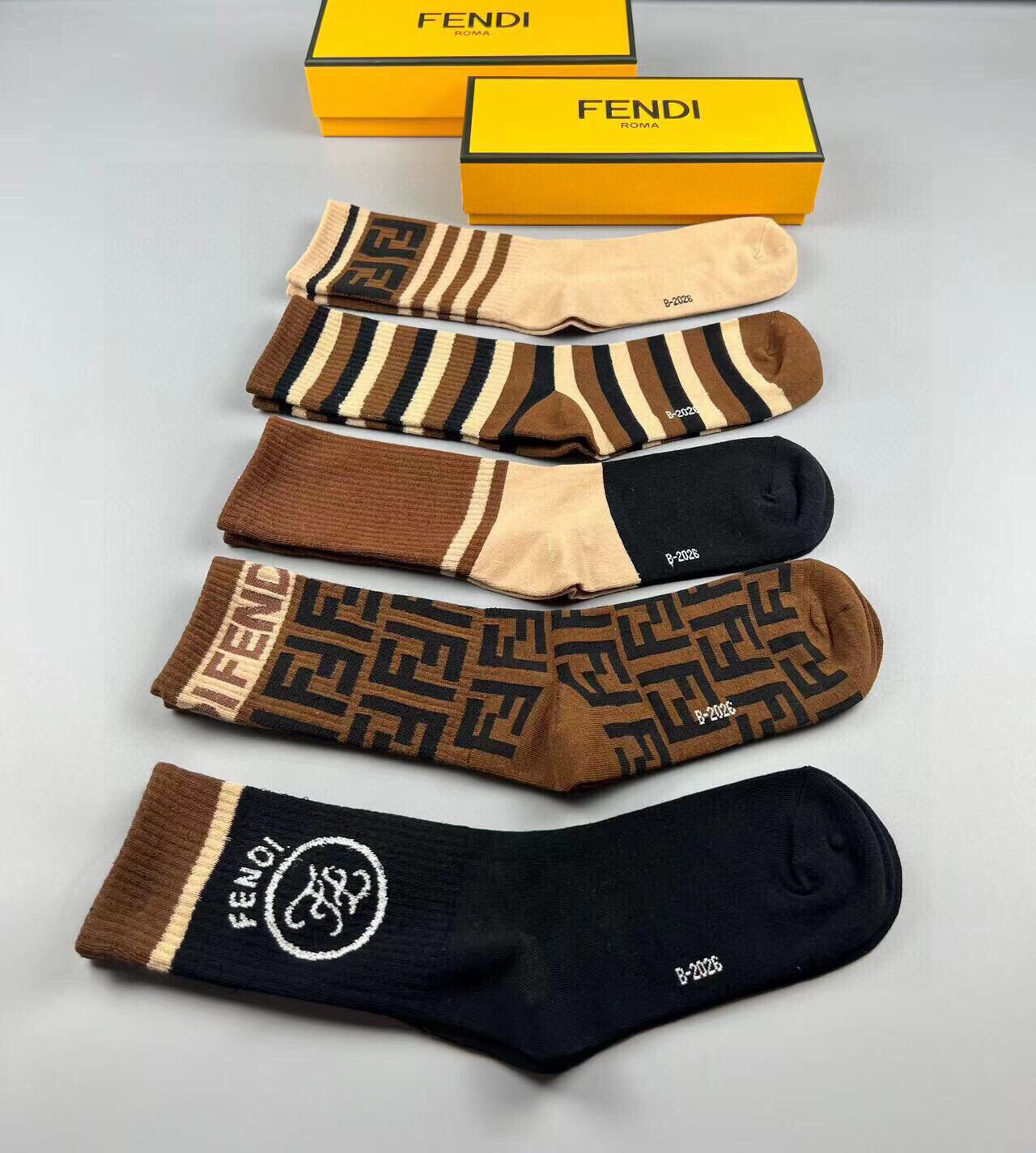  🆕FENDI · 芬迪❗️老佛爷家新品中筒袜子❗️【一盒五双】超级经典的双F标志，纯棉材质制造，透气舒