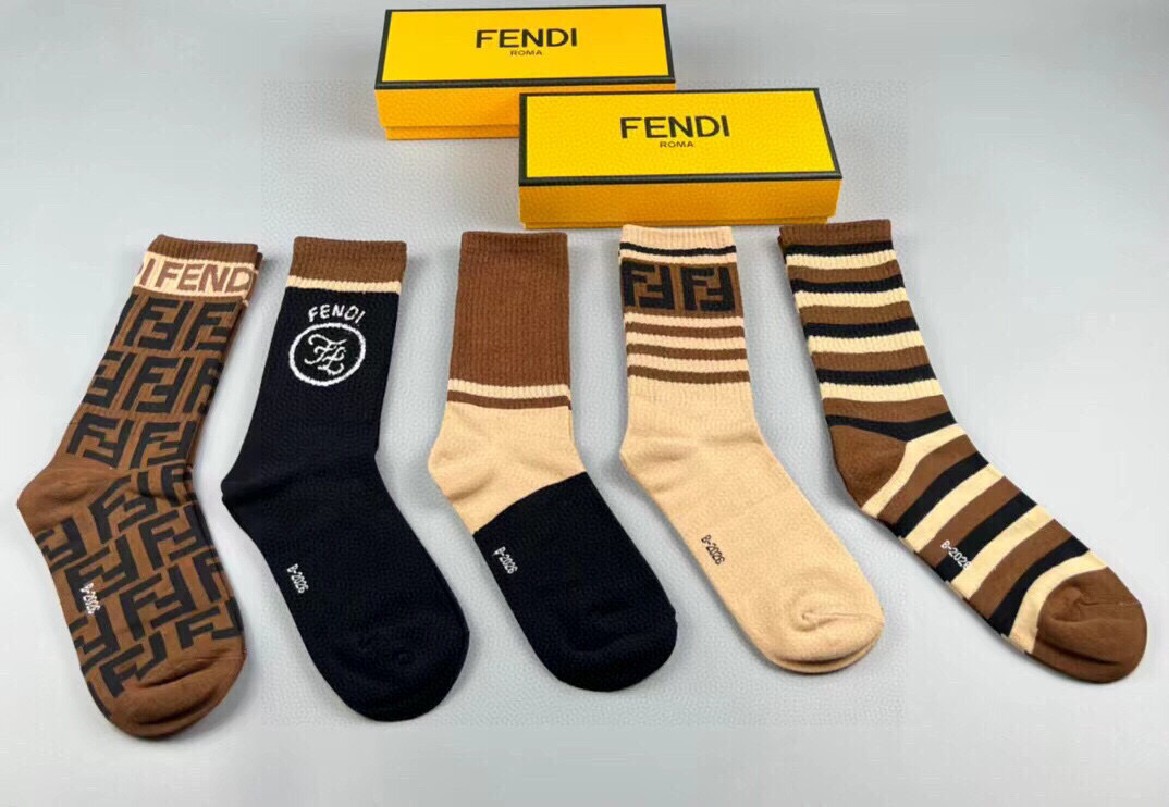  🆕FENDI · 芬迪❗️老佛爷家新品中筒袜子❗️【一盒五双】超级经典的双F标志，纯棉材质制造，透气舒