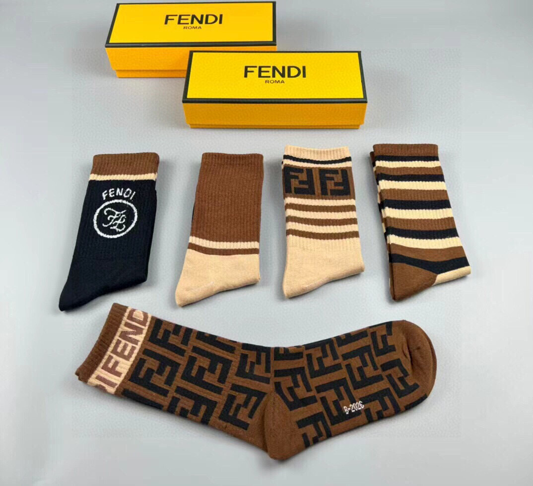  🆕FENDI · 芬迪❗️老佛爷家新品中筒袜子❗️【一盒五双】超级经典的双F标志，纯棉材质制造，透气舒