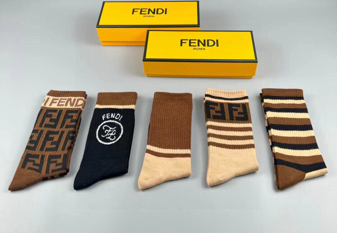 🆕FENDI · 芬迪❗️老佛爷家新品中筒袜子❗️【一盒五双】超级经典的双F标志，纯棉材质制造，透气舒