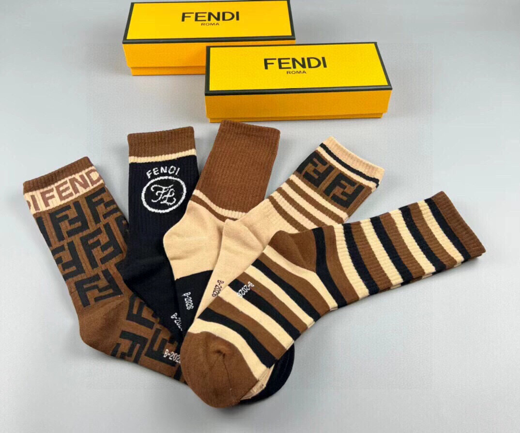  🆕FENDI · 芬迪❗️老佛爷家新品中筒袜子❗️【一盒五双】超级经典的双F标志，纯棉材质制造，透气舒