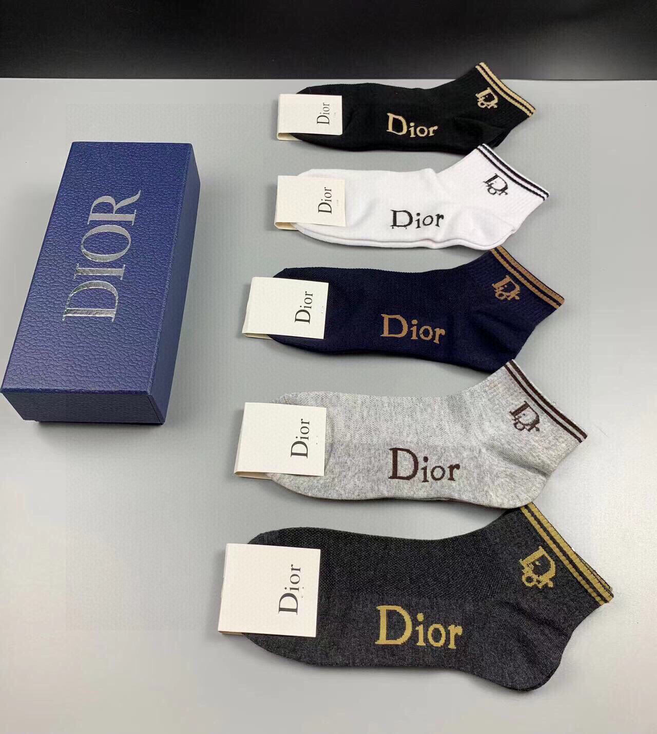  🆕Dior · 迪奥❗️D家新品短款袜子❗️【一盒五双】纯棉材质，上脚柔软舒适，经典的D家字母logo