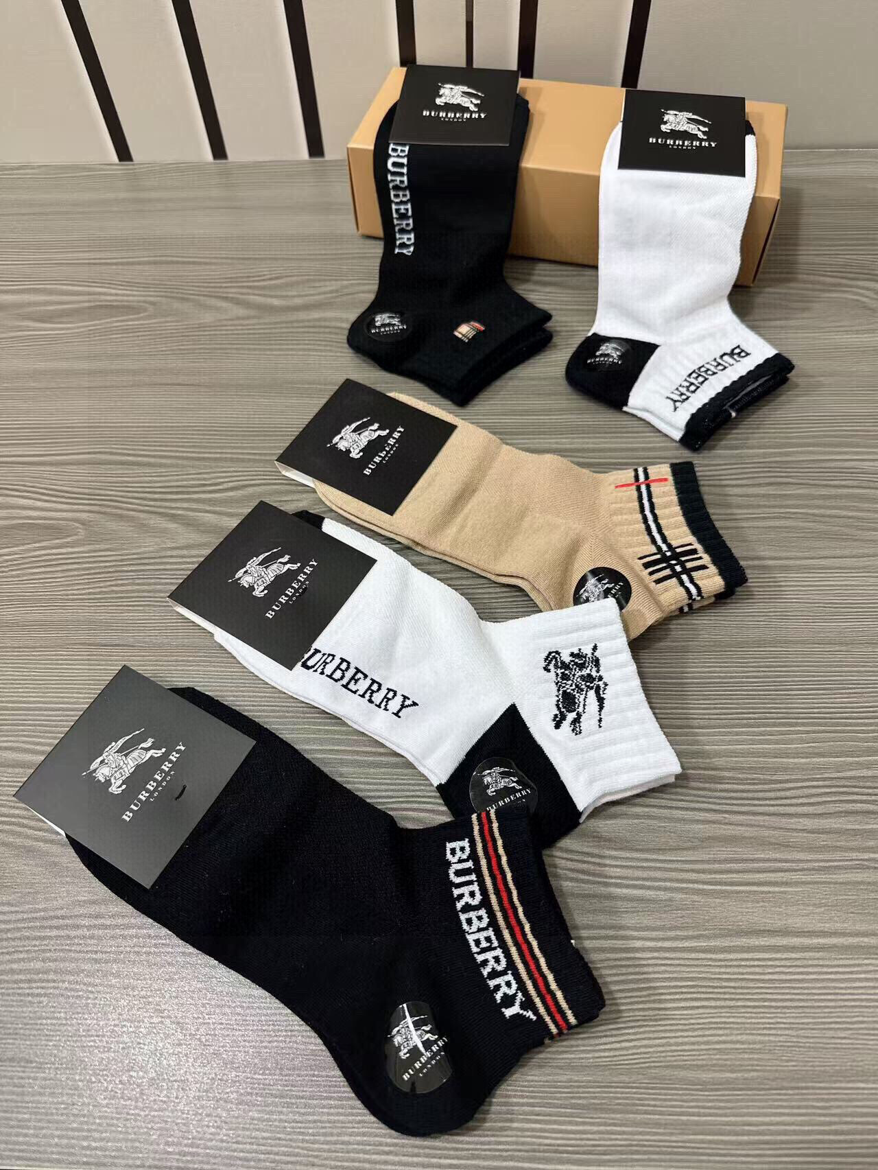  🆕Burberry · 巴宝莉❗️B家新品男款袜子❗️【一盒五双】纯棉材质织造，柔软舒适，提花经典品牌