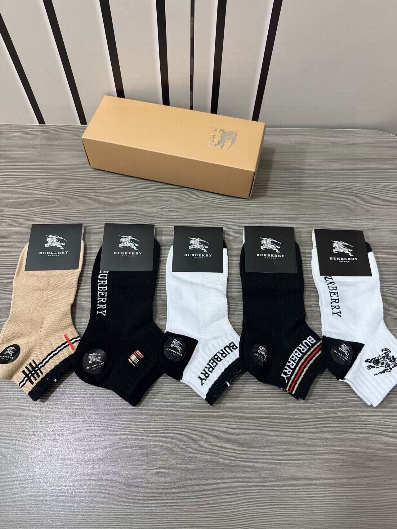  🆕Burberry · 巴宝莉❗️B家新品男款袜子❗️【一盒五双】纯棉材质织造，柔软舒适，提花经典品牌