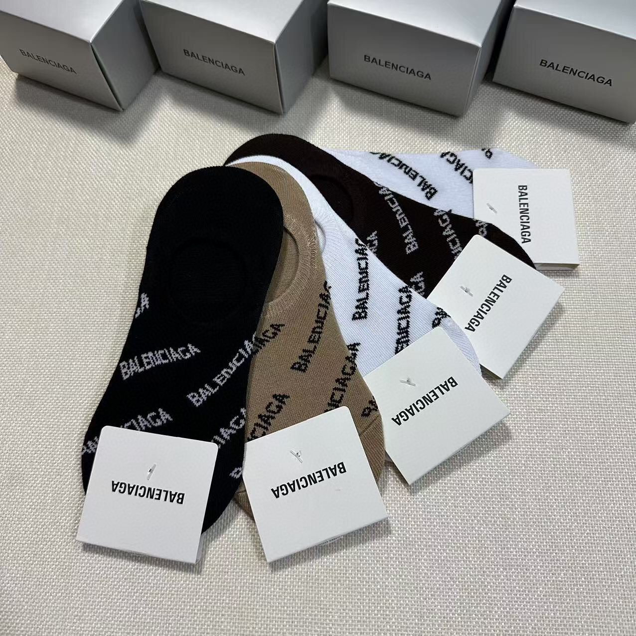  🆕BALENCIAGA · 巴黎世家❗️大巴黎经典女款隐形袜子【一盒五双】纯棉材质织造，上脚柔软舒适，