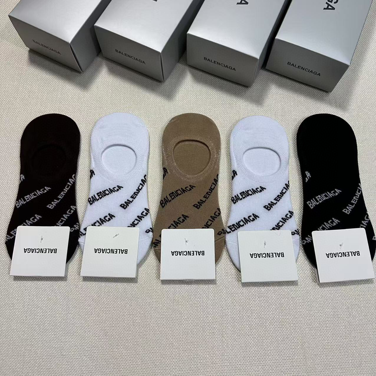  🆕BALENCIAGA · 巴黎世家❗️大巴黎经典女款隐形袜子【一盒五双】纯棉材质织造，上脚柔软舒适，