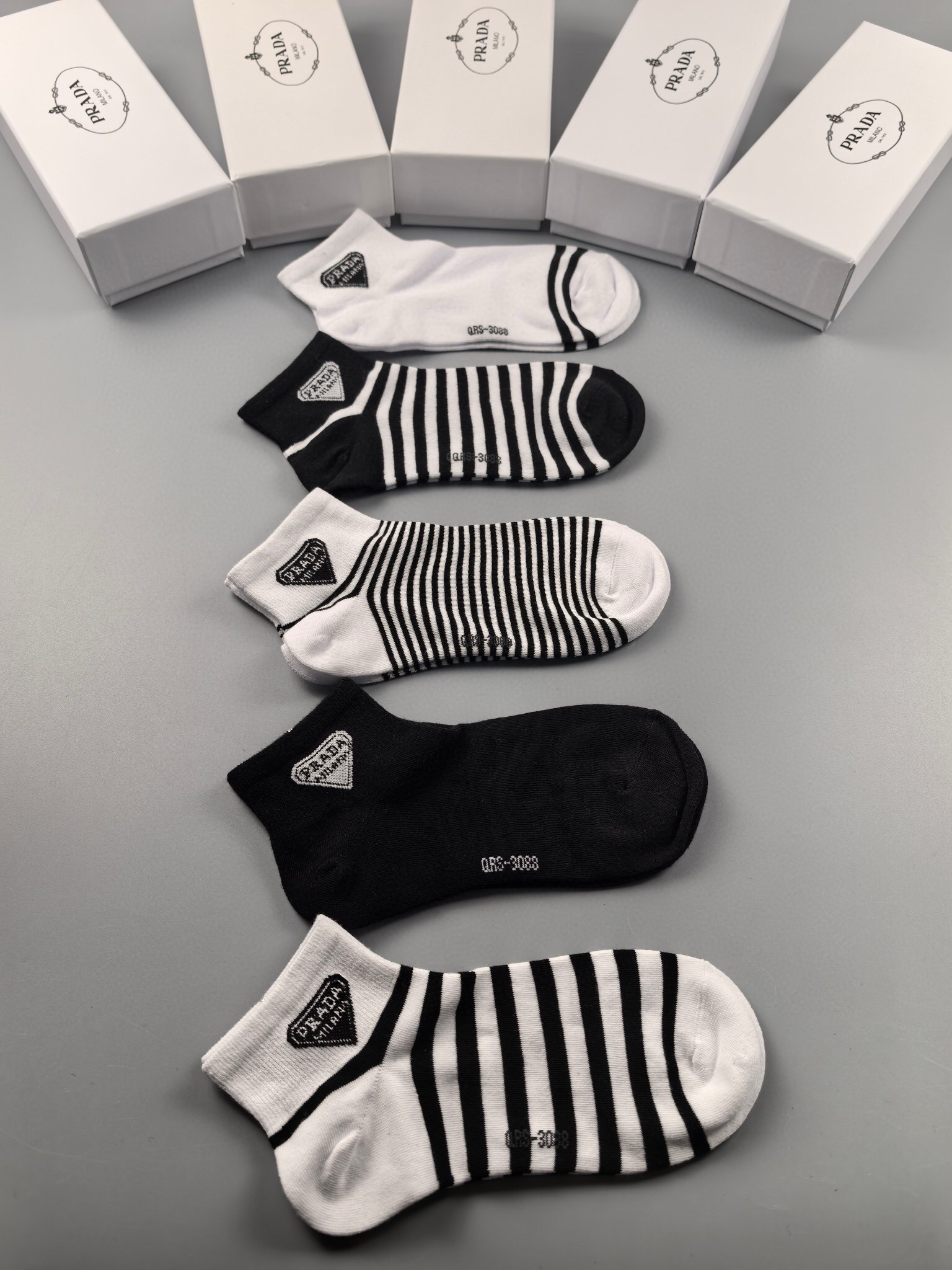  🆕PRADA · 普拉达新品袜子❗️【一盒五双】纯棉材质织造，提花经典标志，柔软舒适，大牌出街，潮人必