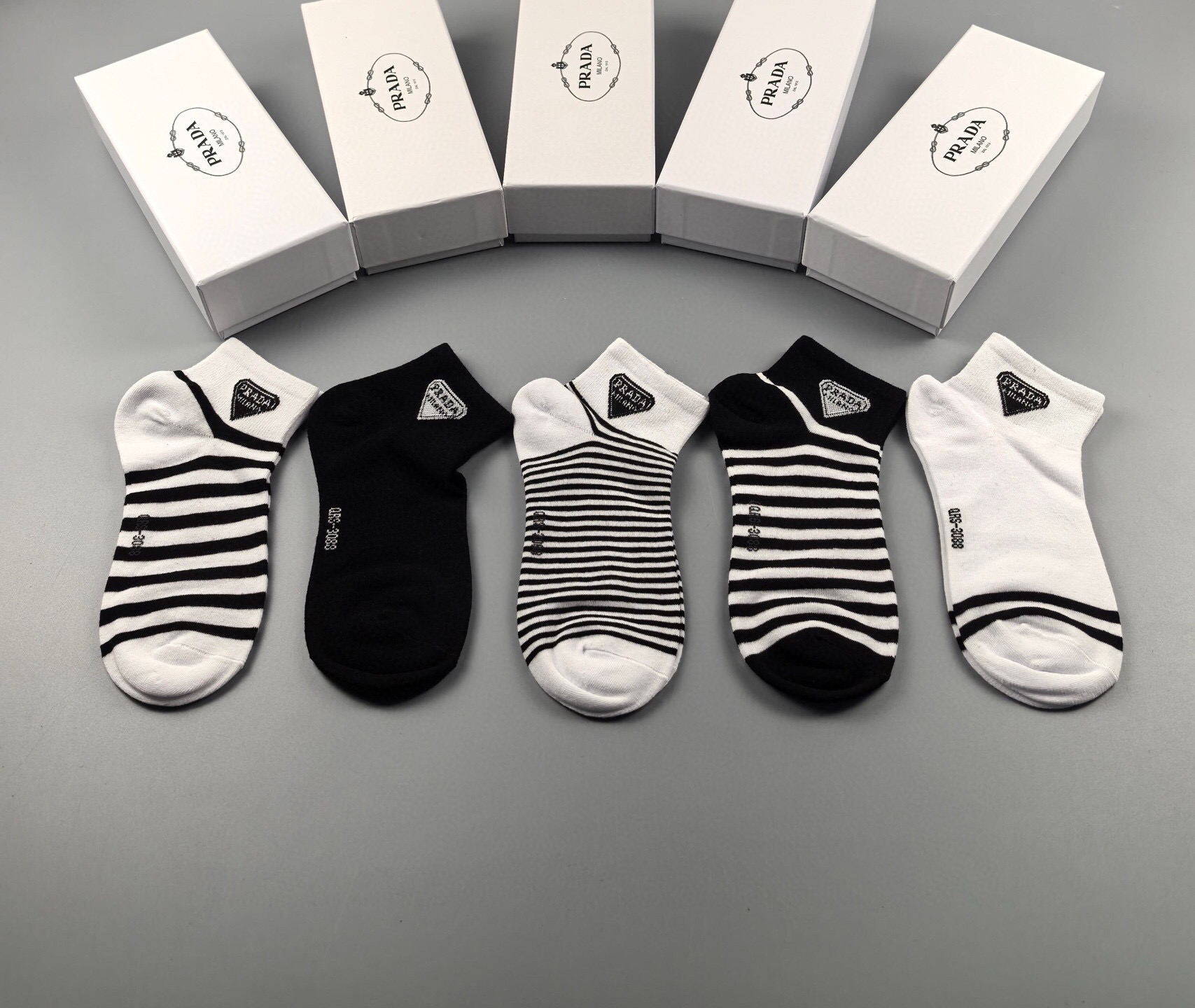  🆕PRADA · 普拉达新品袜子❗️【一盒五双】纯棉材质织造，提花经典标志，柔软舒适，大牌出街，潮人必