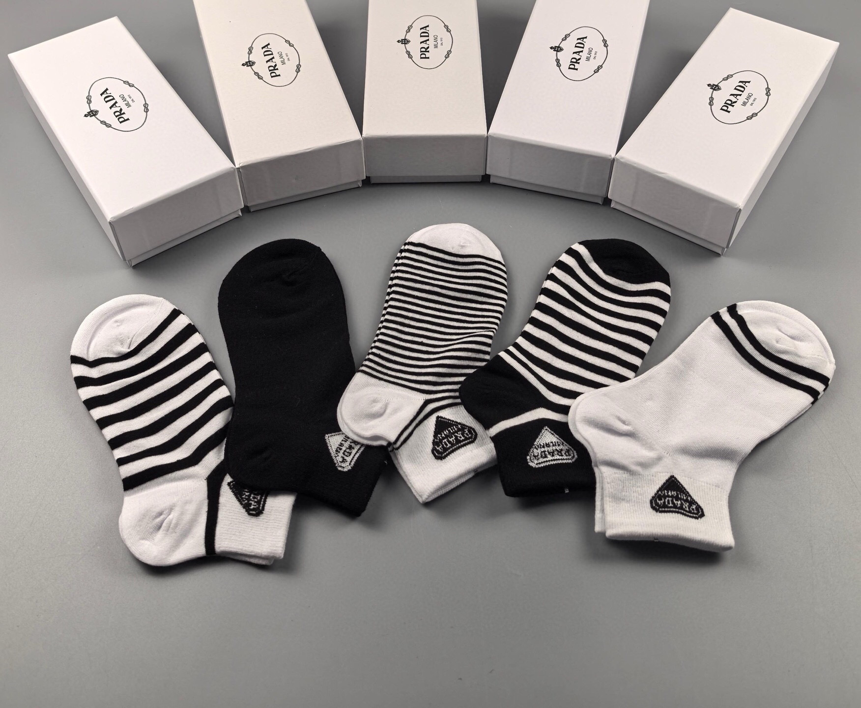  🆕PRADA · 普拉达新品袜子❗️【一盒五双】纯棉材质织造，提花经典标志，柔软舒适，大牌出街，潮人必