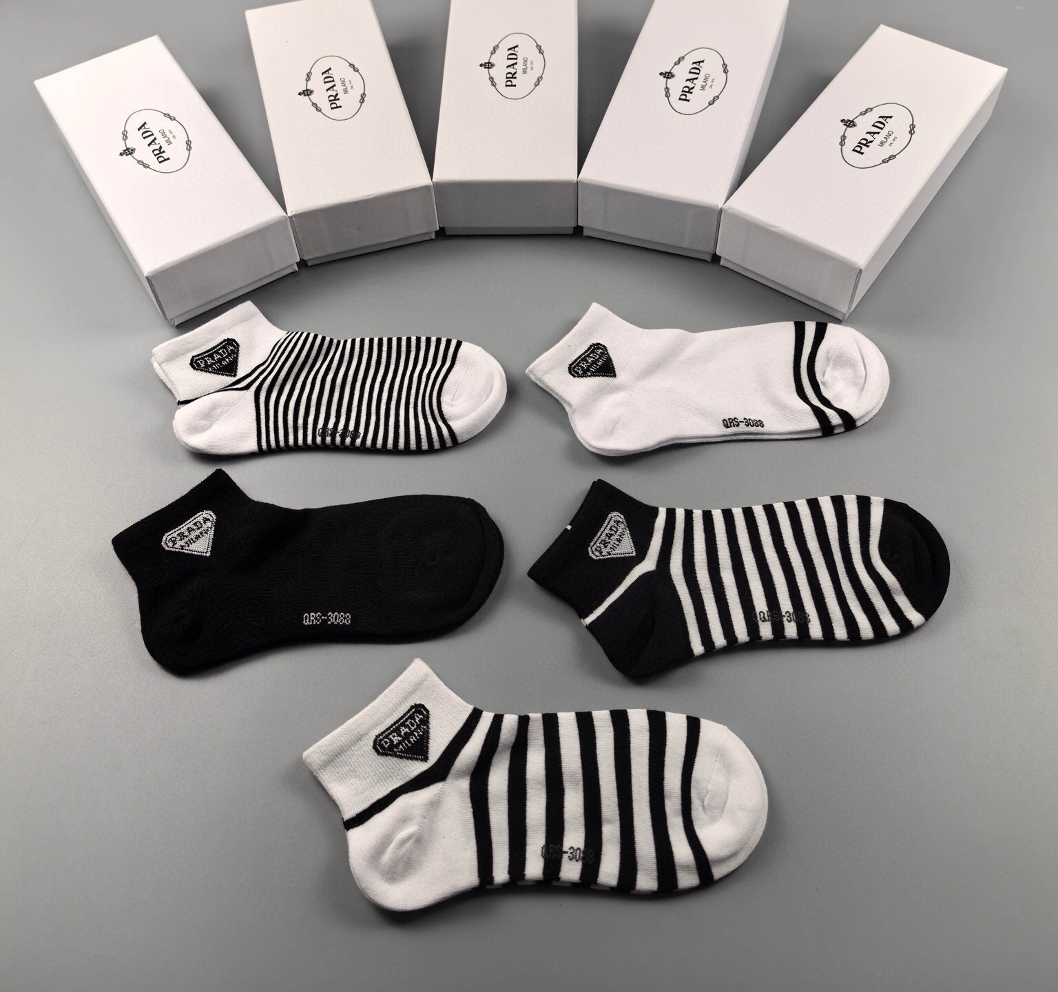  🆕PRADA · 普拉达新品袜子❗️【一盒五双】纯棉材质织造，提花经典标志，柔软舒适，大牌出街，潮人必