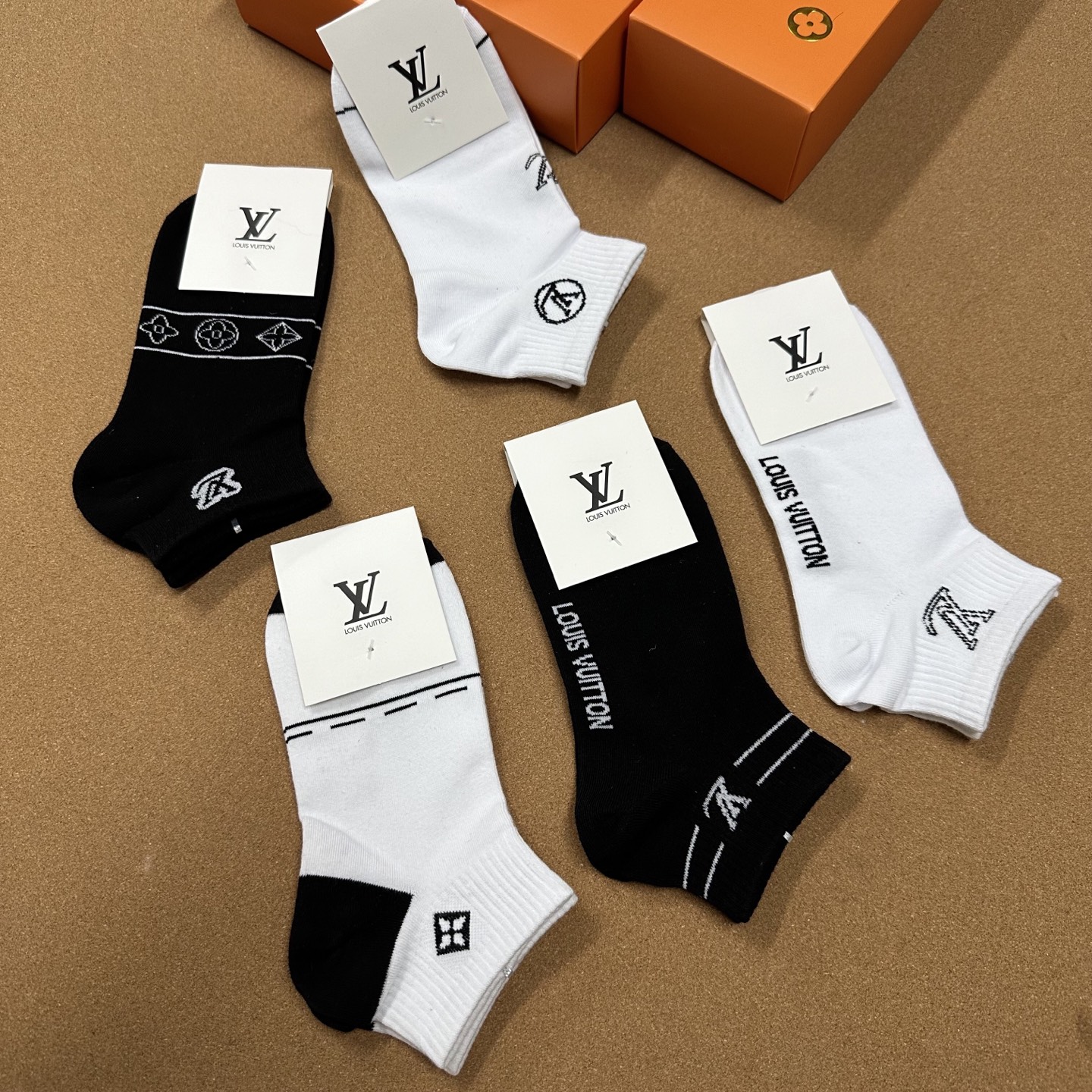  🆕 Louis Vuitton · 路易威登❗️驴家新品女款袜子❗️【一盒五双】纯棉材质，柔软舒适，提