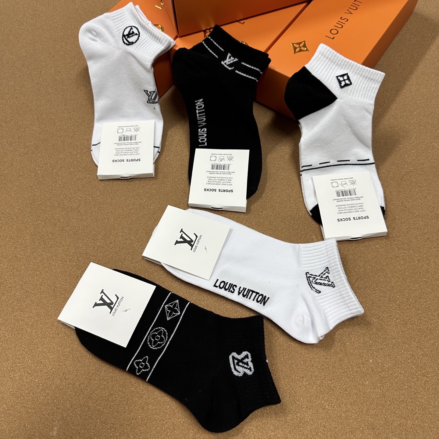  🆕 Louis Vuitton · 路易威登❗️驴家新品女款袜子❗️【一盒五双】纯棉材质，柔软舒适，提
