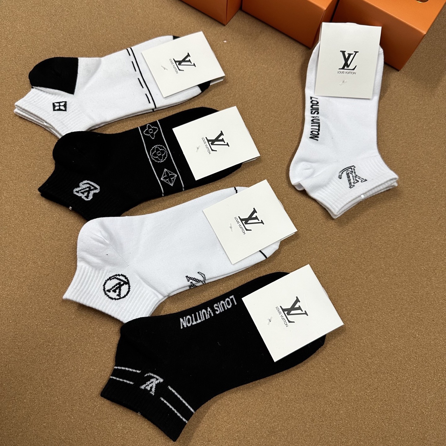  🆕 Louis Vuitton · 路易威登❗️驴家新品女款袜子❗️【一盒五双】纯棉材质，柔软舒适，提