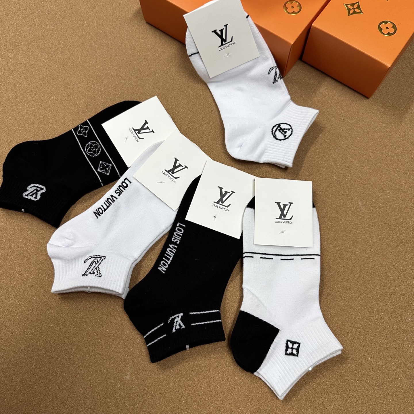  🆕 Louis Vuitton · 路易威登❗️驴家新品女款袜子❗️【一盒五双】纯棉材质，柔软舒适，提