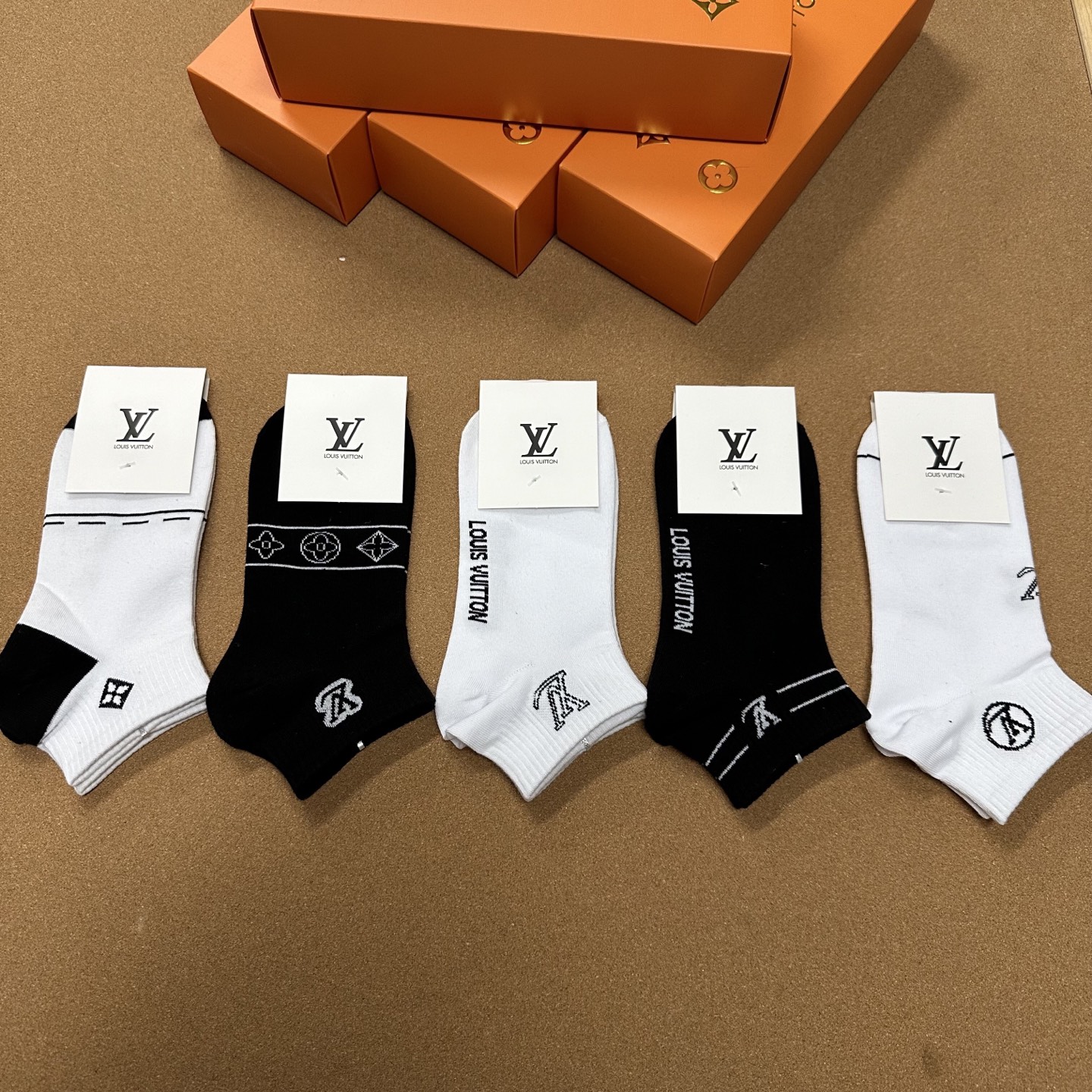  🆕 Louis Vuitton · 路易威登❗️驴家新品女款袜子❗️【一盒五双】纯棉材质，柔软舒适，提