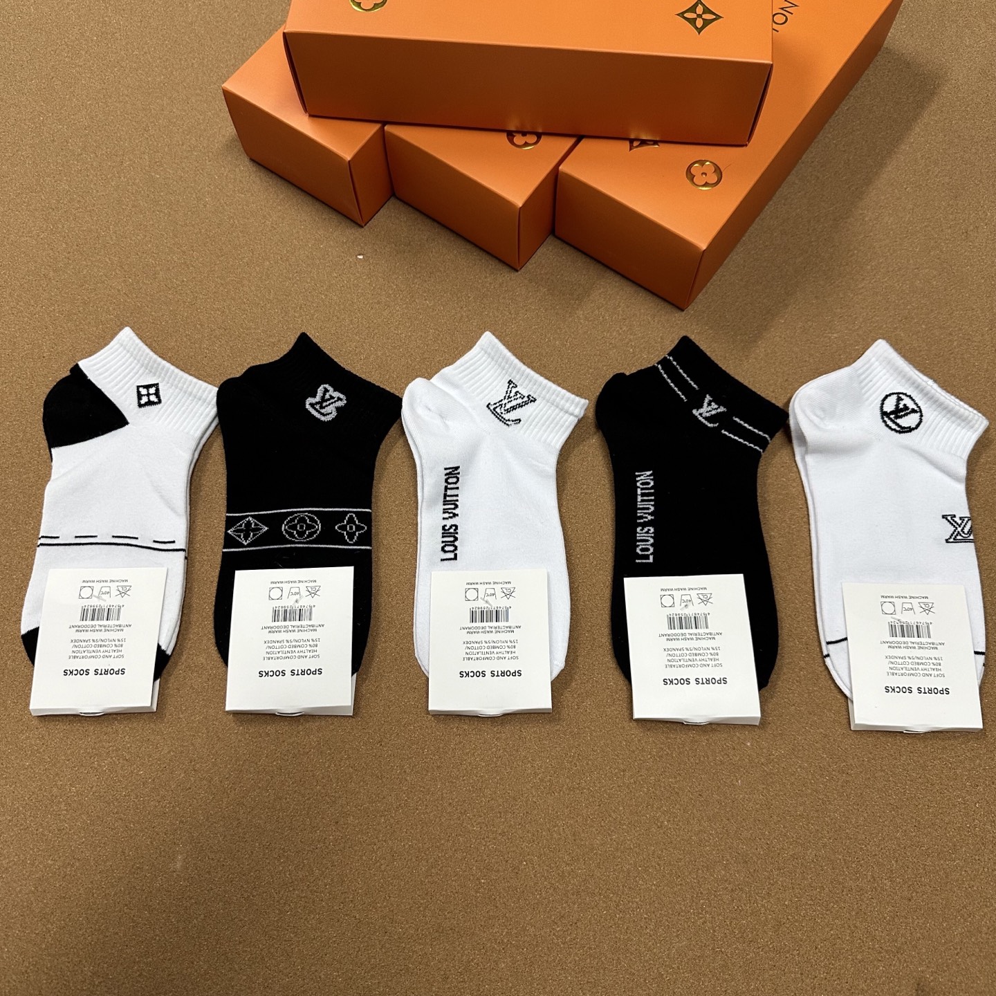  🆕 Louis Vuitton · 路易威登❗️驴家新品女款袜子❗️【一盒五双】纯棉材质，柔软舒适，提