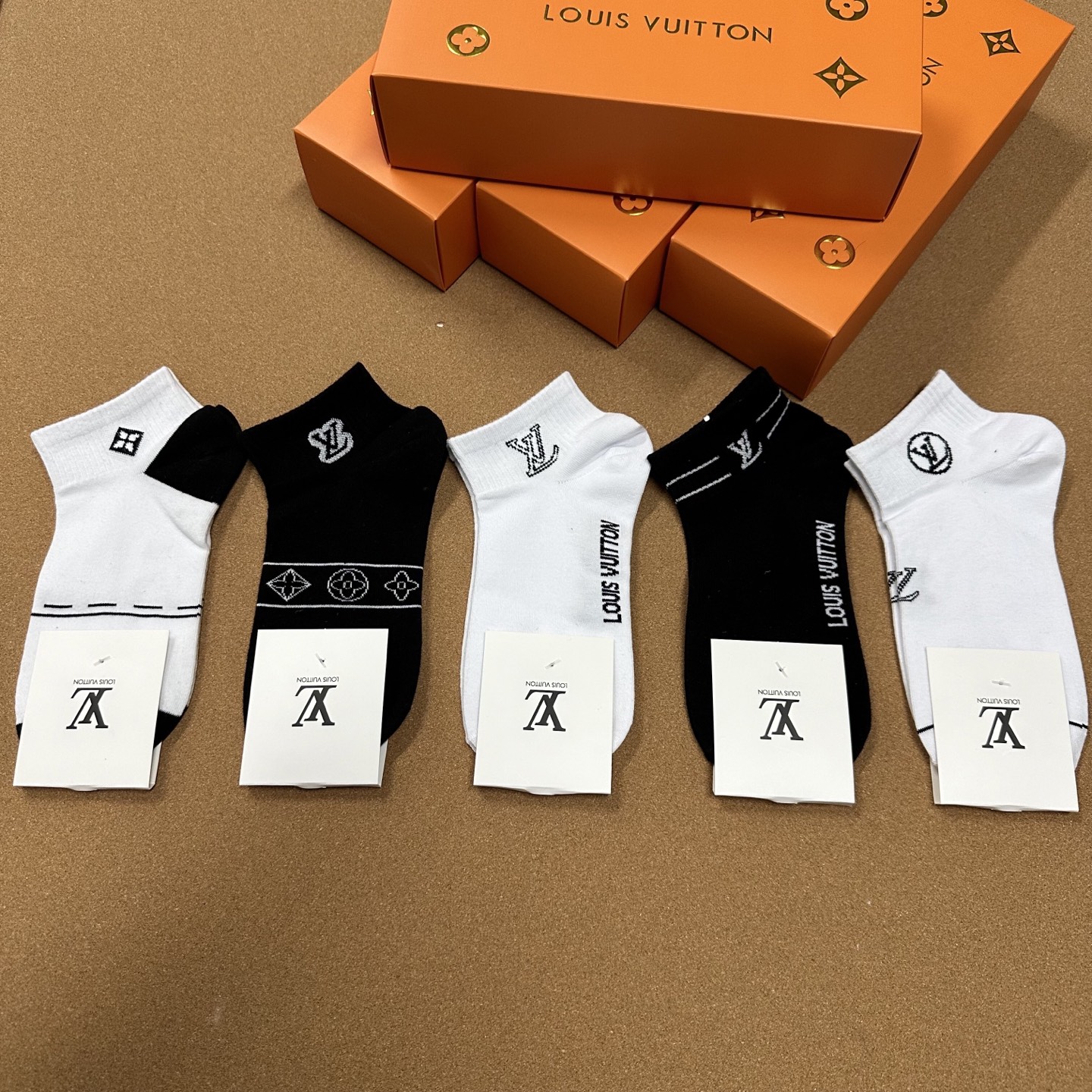  🆕 Louis Vuitton · 路易威登❗️驴家新品女款袜子❗️【一盒五双】纯棉材质，柔软舒适，提
