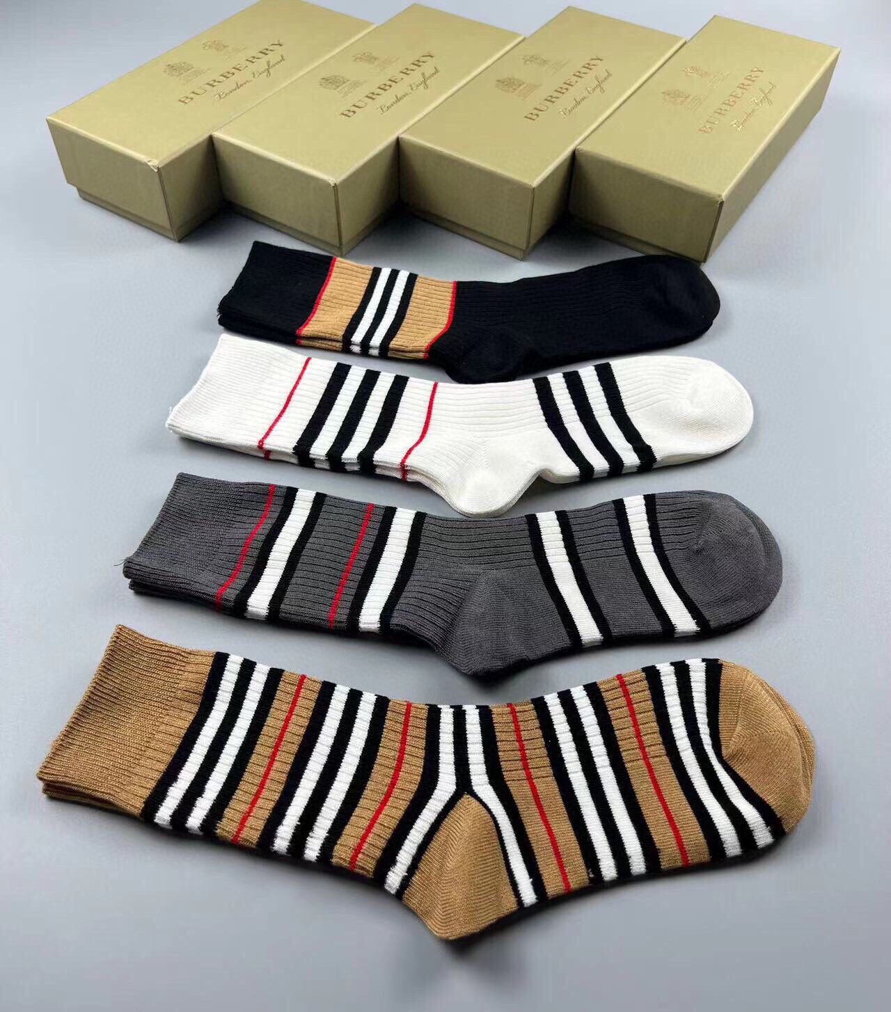  🆕Burberry · 巴宝莉❗B家高端️新品网红女款中筒袜子❗️【一盒四双】精梳棉材质制造，不起球，