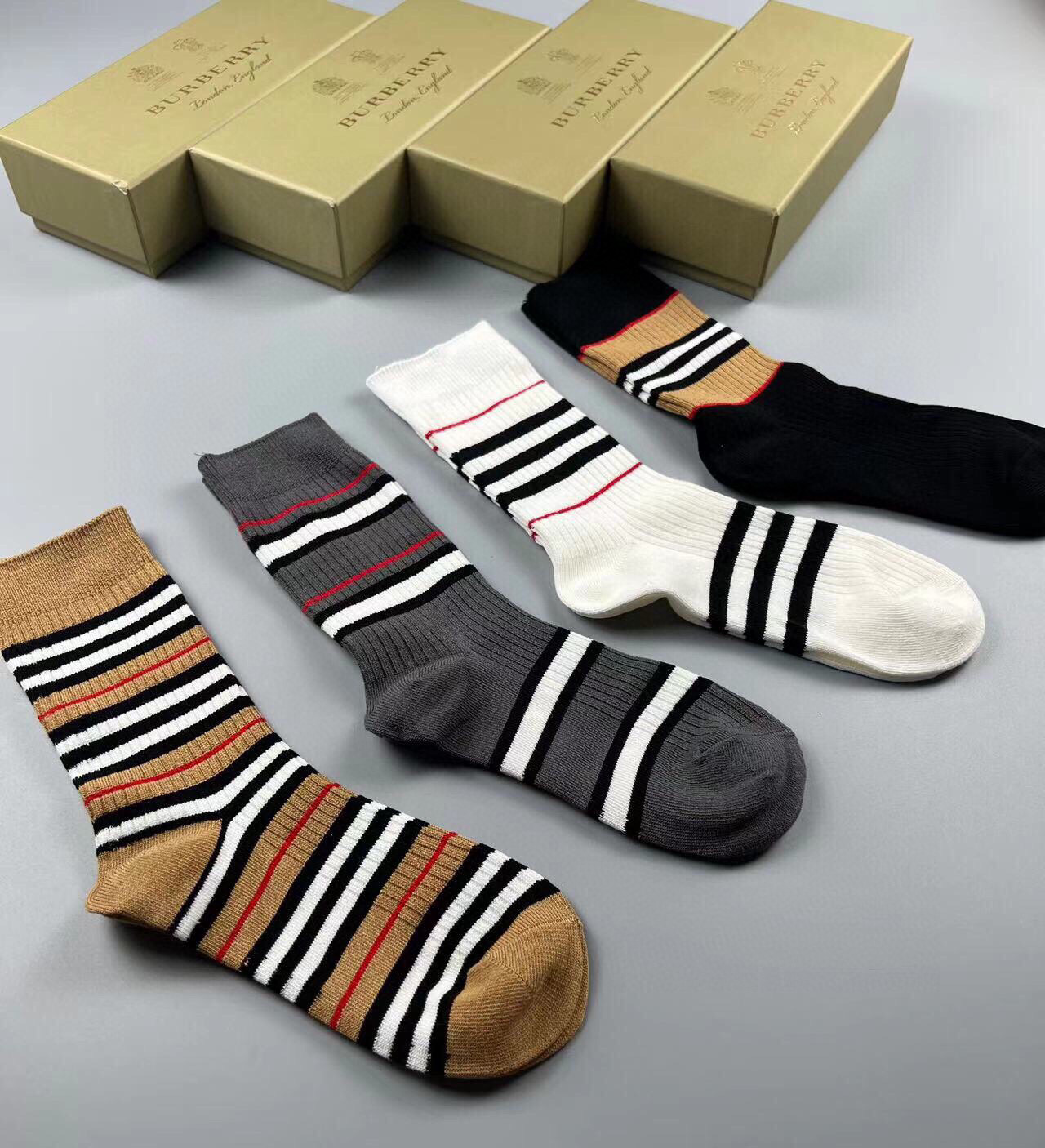  🆕Burberry · 巴宝莉❗B家高端️新品网红女款中筒袜子❗️【一盒四双】精梳棉材质制造，不起球，