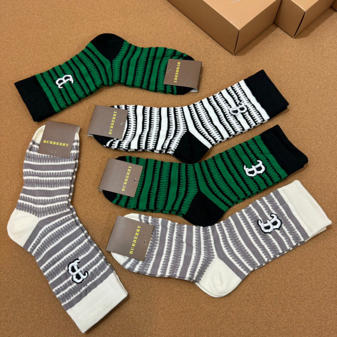  🆕Burberry · 巴宝莉❗️B家新品女款中筒袜子❗️【一盒五双】经典大B字母，实物超漂亮，ins