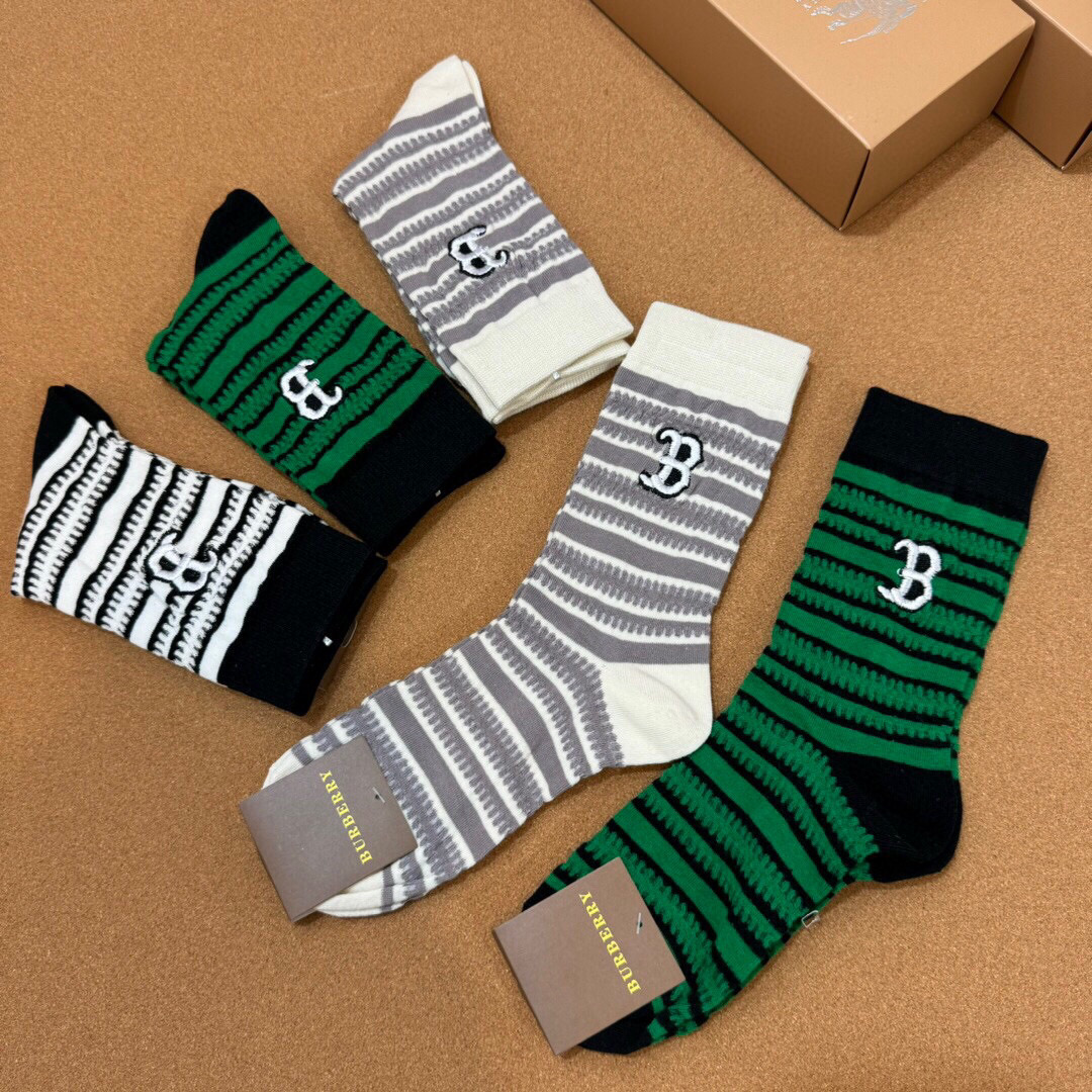  🆕Burberry · 巴宝莉❗️B家新品女款中筒袜子❗️【一盒五双】经典大B字母，实物超漂亮，ins