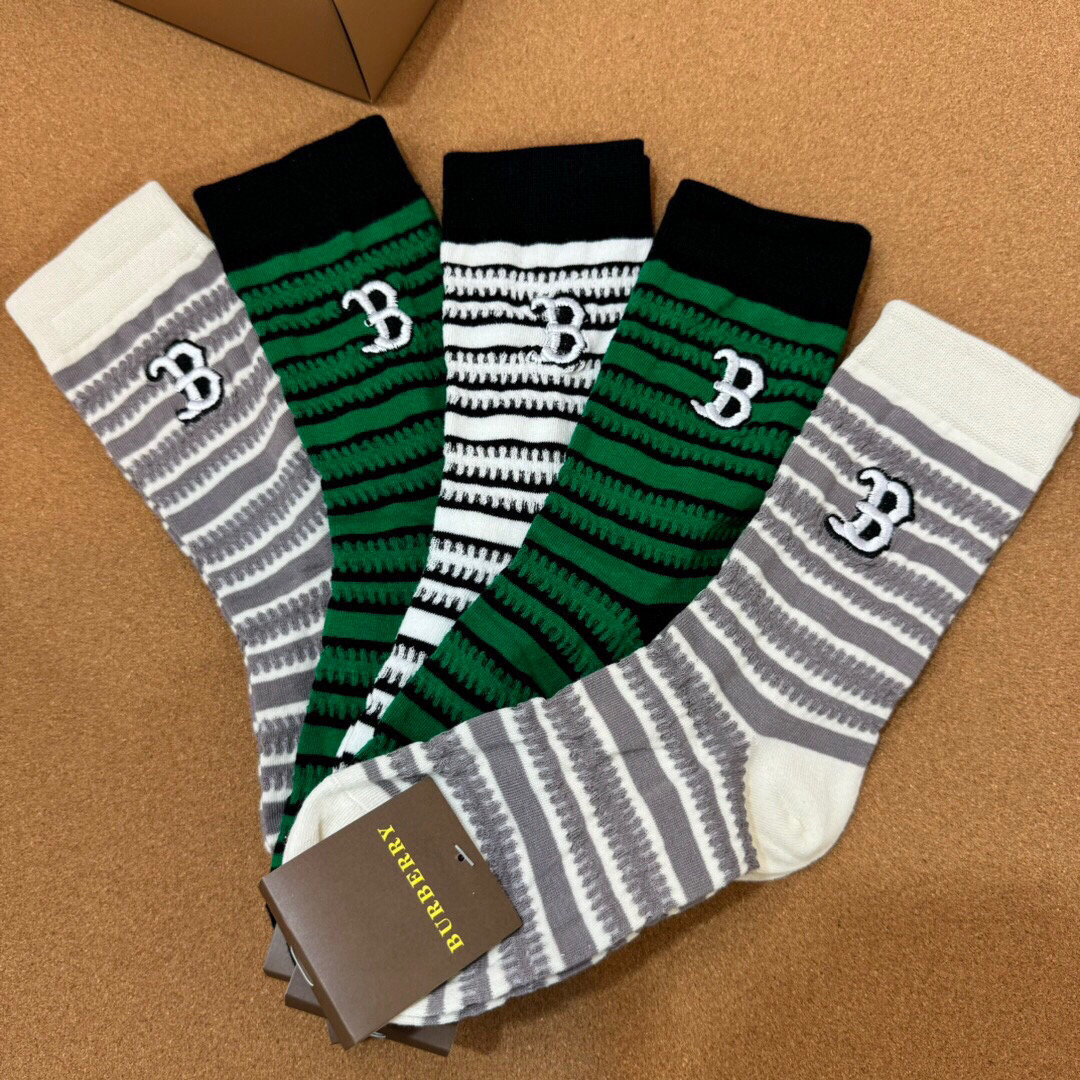 🆕Burberry · 巴宝莉❗️B家新品女款中筒袜子❗️【一盒五双】经典大B字母，实物超漂亮，ins