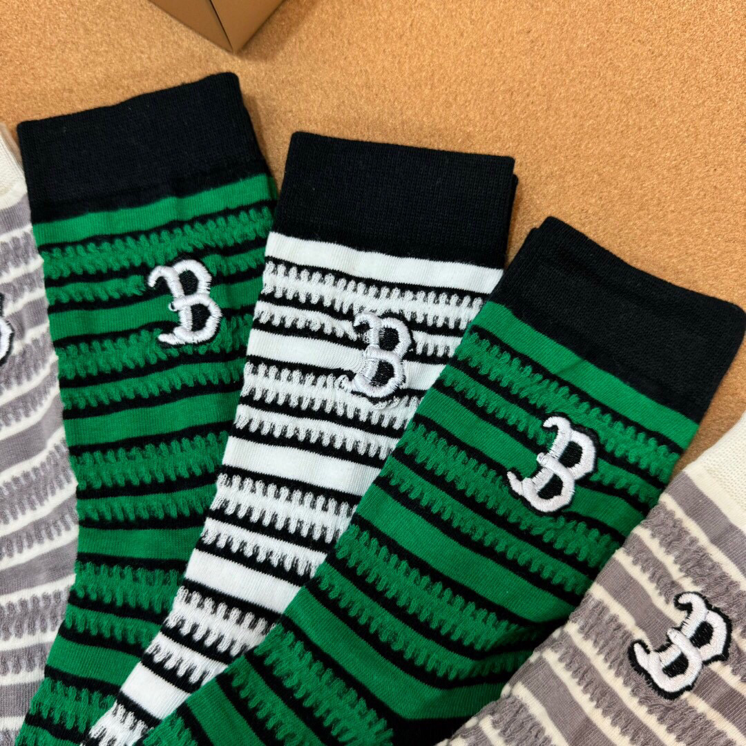  🆕Burberry · 巴宝莉❗️B家新品女款中筒袜子❗️【一盒五双】经典大B字母，实物超漂亮，ins
