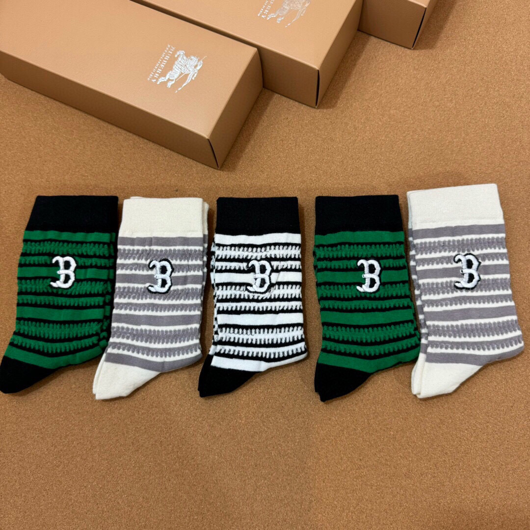  🆕Burberry · 巴宝莉❗️B家新品女款中筒袜子❗️【一盒五双】经典大B字母，实物超漂亮，ins